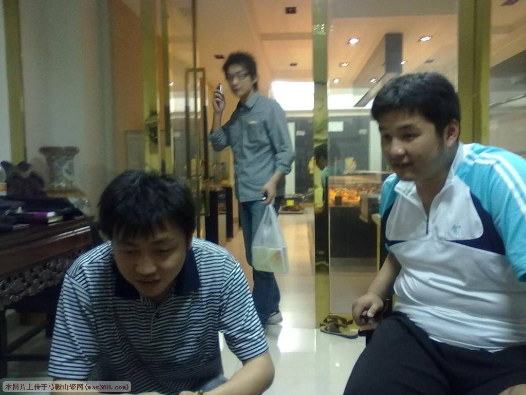 锁情、诡异认真的玩着