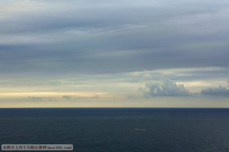 阴雨天突然一道光破云而下，非常美丽.jpg