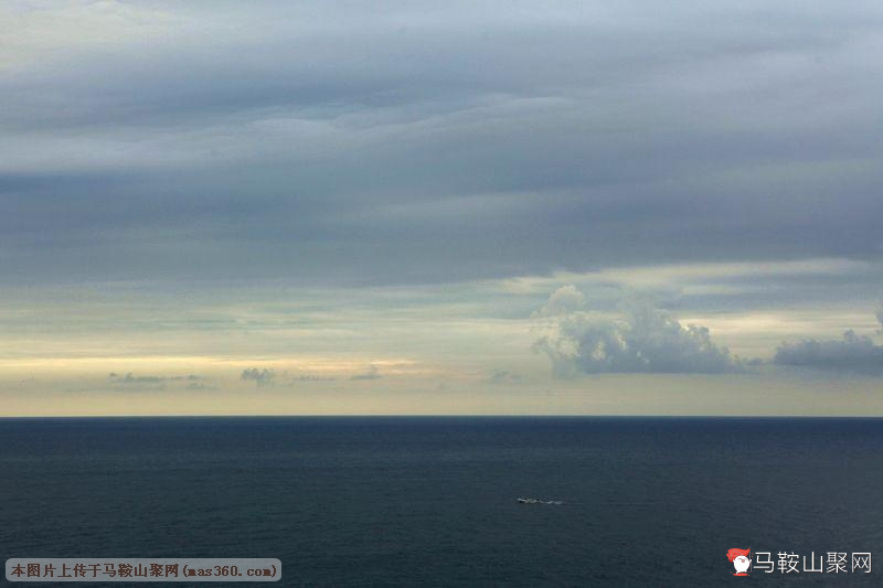 阴雨天突然一道光破云而下，非常美丽.jpg