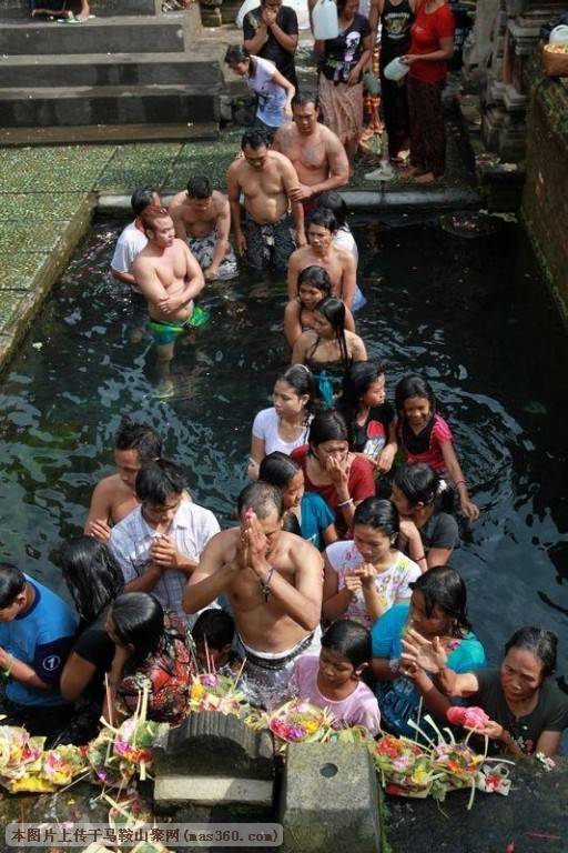 印尼的宗教，在圣水中洗礼.jpg