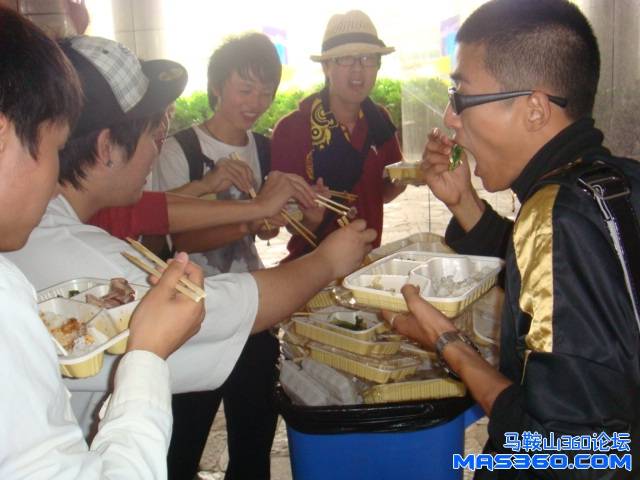 彩排完了在吃盒饭哦