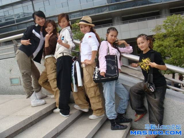 我跟ＰＯＰ的女孩子门．有几个原来也是我的学生哦