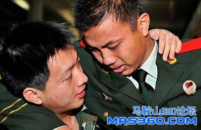 与前来送行的战友依依惜别