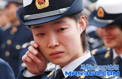 驻沪海军某部女兵退伍,泪撒军营别战友