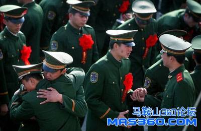 送行的战友和老兵们抱头痛哭