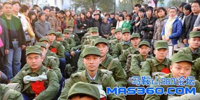 新兵亲友们在火车站送行