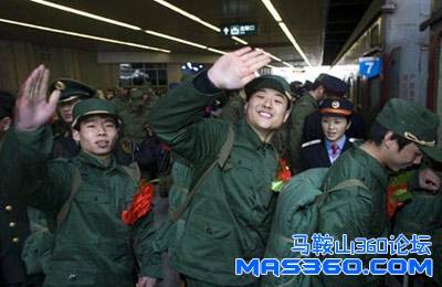 入伍新兵乘列车奔赴军营