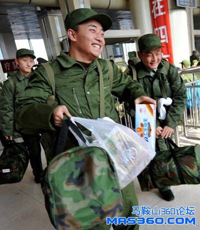 几名新兵从火车站出发，奔赴军营