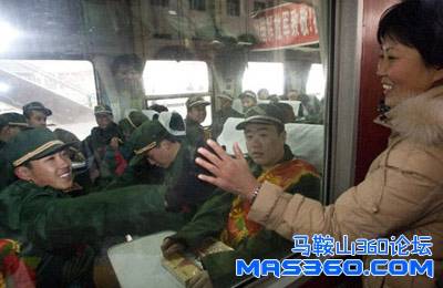 一名家属在火车站为新兵送行