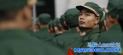即将奔赴军营的一名新兵回首张望
