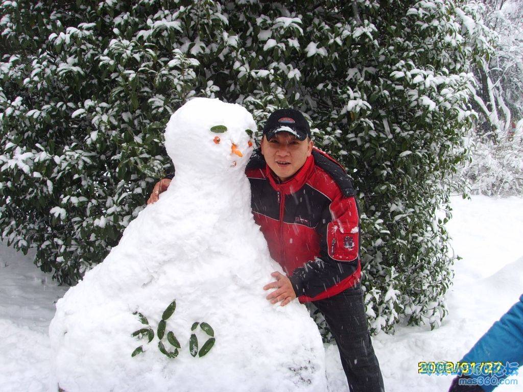 两个雪人那个更抢眼?