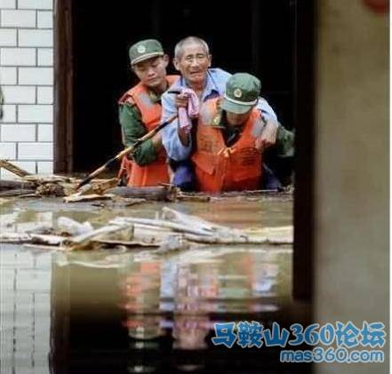 水灾中的中国老人