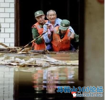 水灾中的中国老人