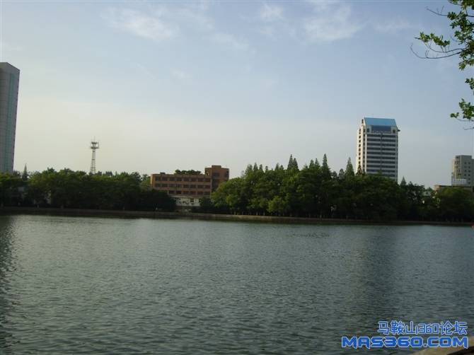 这个是在雨山湖内拍的。。。呵呵大家自己猜猜是哪儿吧，提示下。。。中间的那个楼貌似已经拆了