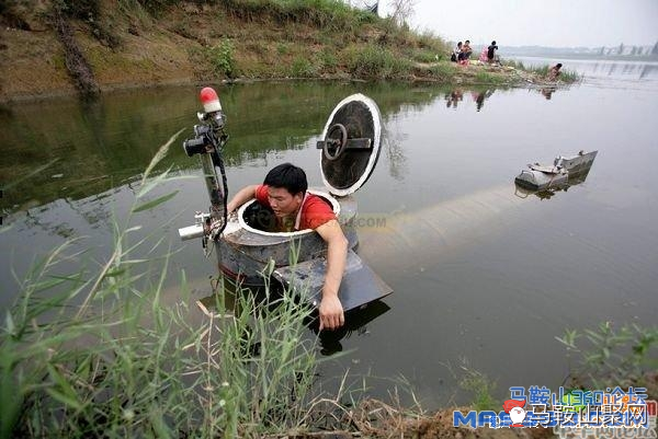 潜水艇里面空间很小，只能容纳一人，里面设有压力表、潜望镜、氧气瓶、电动马达，由两叶螺旋桨驱动。制造潜 ...