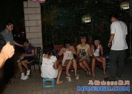 椰林路5名“站街女”被警方控制。第一组：涉嫌卖淫女直呼“我是卖奶茶的”