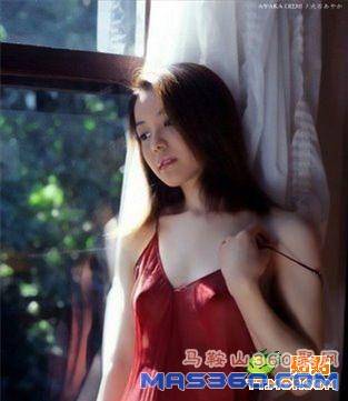 相册里的相片长相漂亮，身材性感，穿着有一定的品味和档次，背景多为豪宅、大床、浴缸或者度假村的温泉池， ...