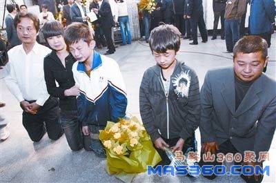 被救的孩子及家属跪拜救人溺亡大学生