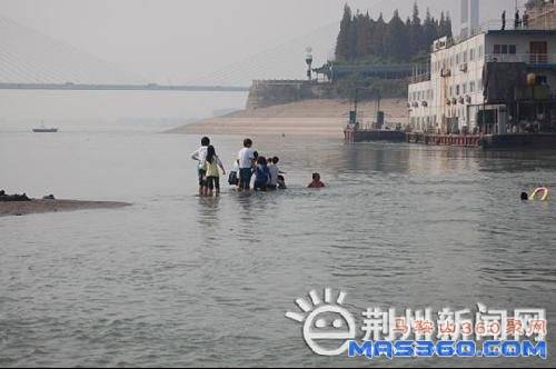 “如果当时渔船上要是有人回应，或是丢下一支竹竿，这些大学生也许就不会出事吧。回想起当时的情景，我现在 ...