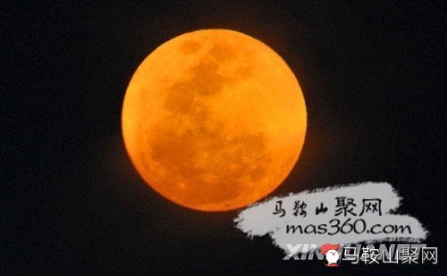 这是2月28日晚拍摄的海口上空的月亮。专家介绍，今年元宵月是自1975年以来的30多个元宵节中最大、最圆的。