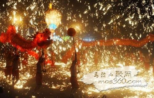 2月28日，侯祠博物馆大庙会上在进行铜梁火龙表演。