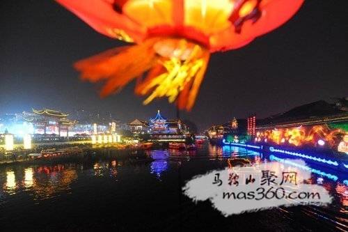 2月28日，秦淮河两岸被花灯装点得如诗如画。