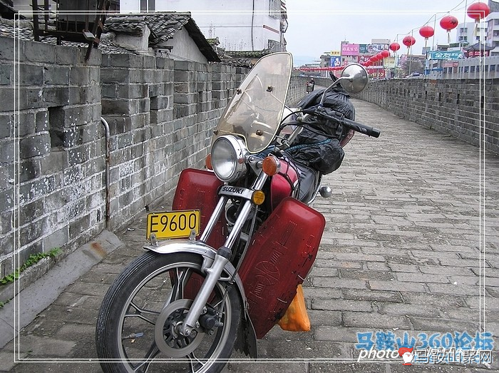 在古城楼上的车，当地人不相信我是骑车来的，我让他们看看车，还半信半疑