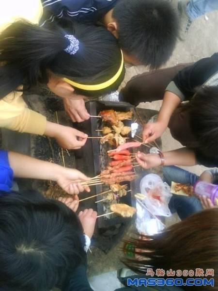 每个人都是烧烤专家。。。