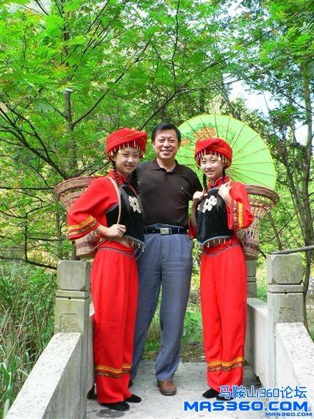 马鞍山360论坛 - 我和孪生小姊妹 (中型).JPG