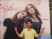友人欢笑，喜上眉梢！